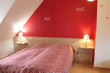 chambre avec un grand lit et deux lits jumeaux